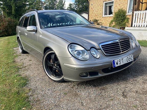 Mercedes-Benz E320 4 of 9