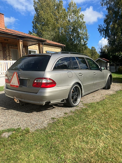 Mercedes-Benz E320 5 of 9