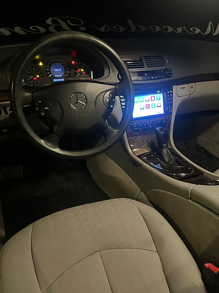 Mercedes-Benz E320 8 of 9