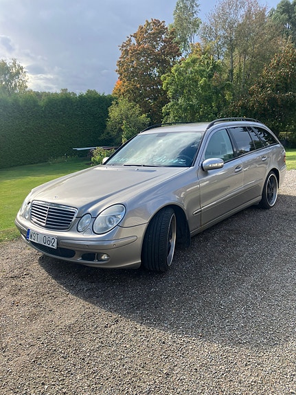 Mercedes-Benz E320 3 of 9