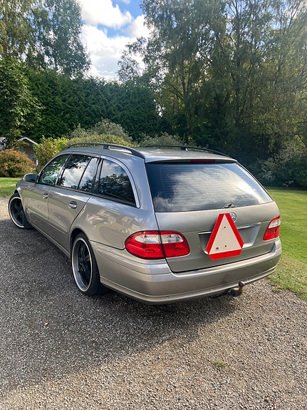 Mercedes-Benz E320 6 of 9