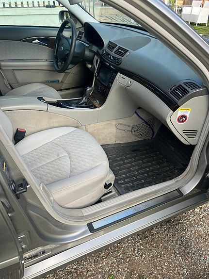 Mercedes-Benz E320 7 of 9