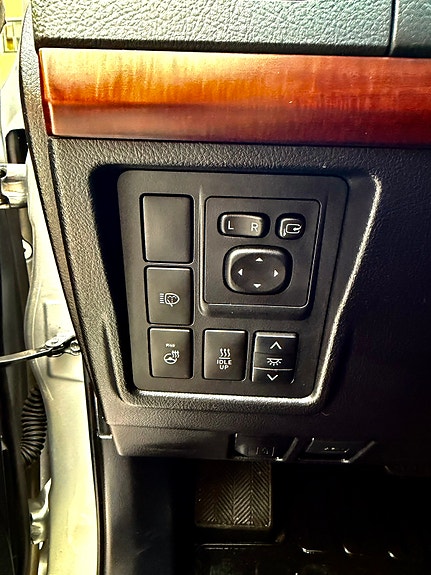Toyota Land Cruiser 10 of 15