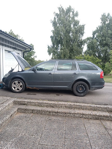 Skoda Octavia 2 of 5