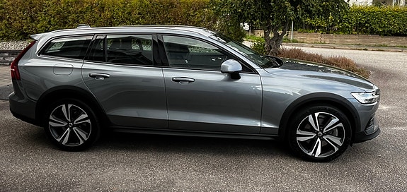 Volvo V60 Cross Country 4 of 17