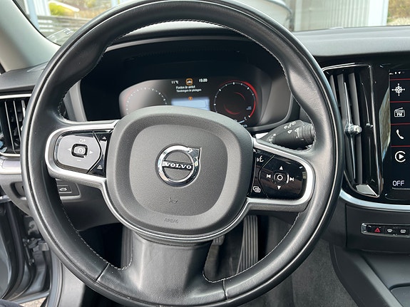 Volvo V60 Cross Country 8 of 17
