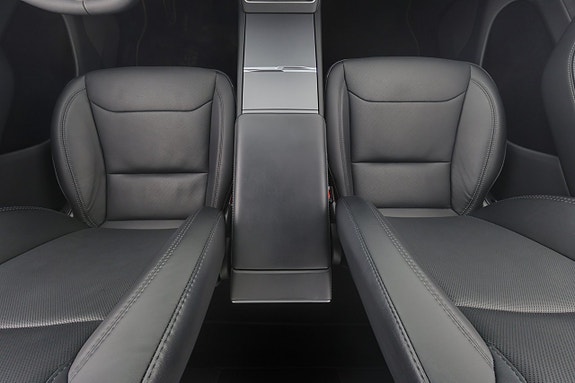 Tesla Model Y 14 of 27
