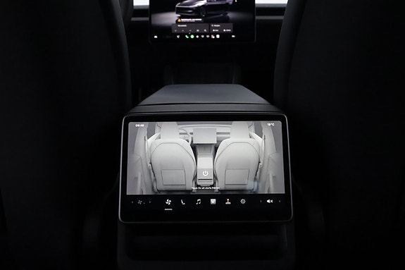 Tesla Model Y 16 of 27