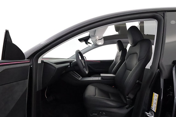 Tesla Model Y 10 of 27