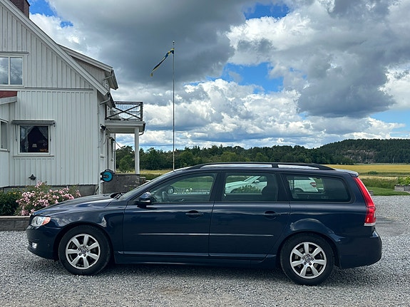 Volvo V70 2 of 17