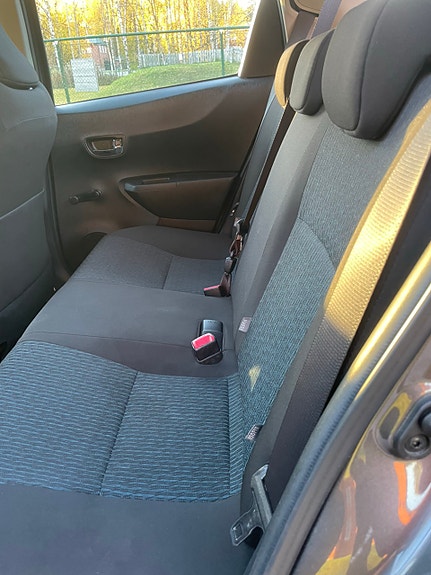 Toyota Yaris 3 of 6
