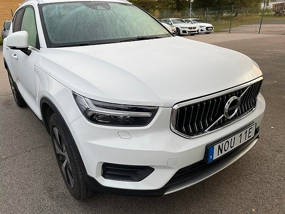 Volvo XC40 2 of 5
