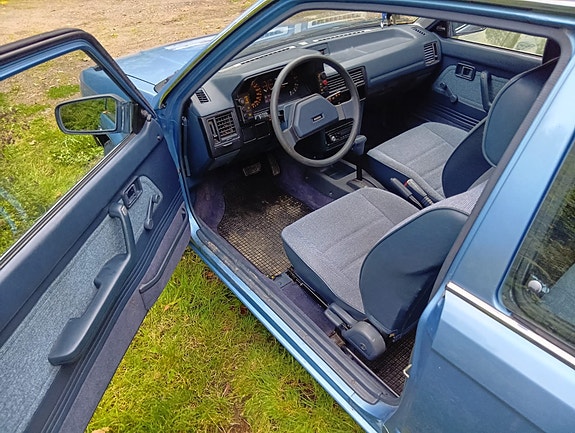 Mazda 323 8 of 11
