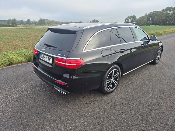 Mercedes-Benz E220 2 of 11