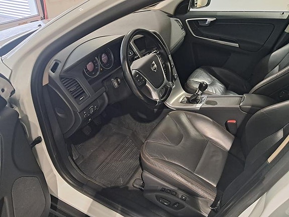 Volvo XC60 2 of 7