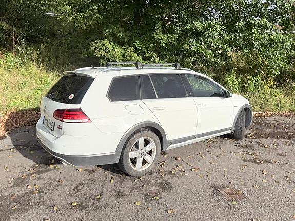 Volkswagen Golf Alltrack 2 of 8