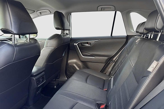 Toyota RAV4 8 of 14