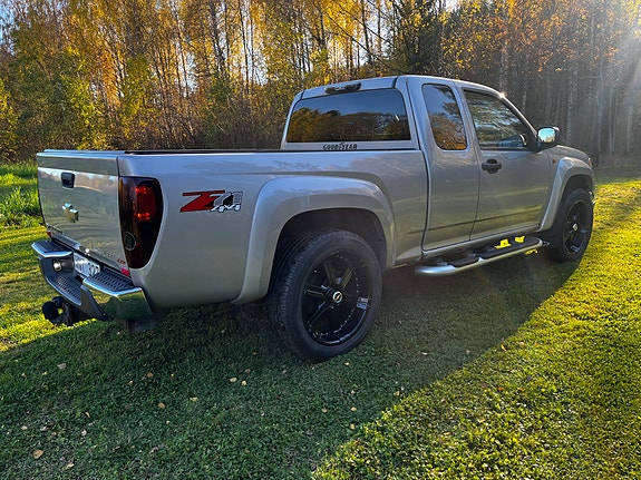 Chevrolet Colorado 2 of 9