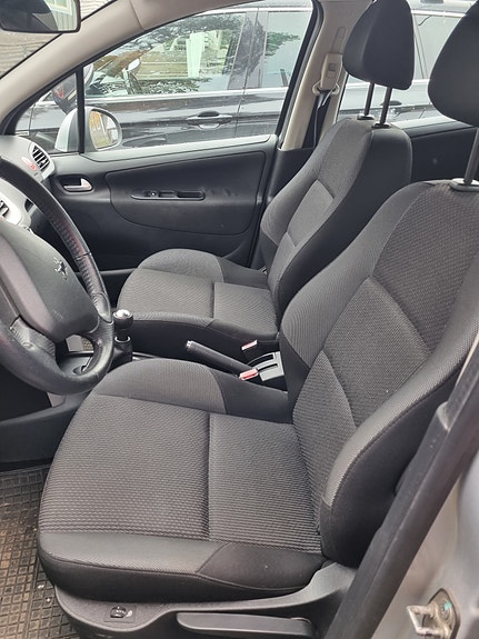 Peugeot 207 2 of 5