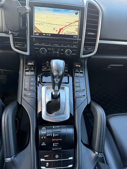 Porsche Cayenne 3 of 10