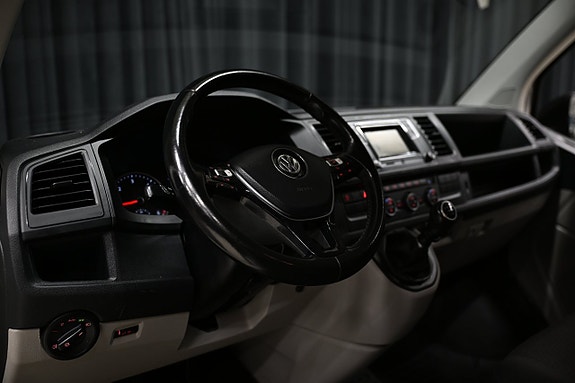 Volkswagen Caravelle 18 of 30