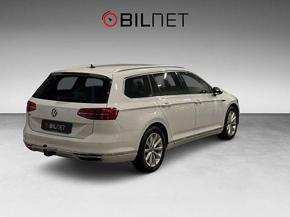 Volkswagen Passat 2 of 20