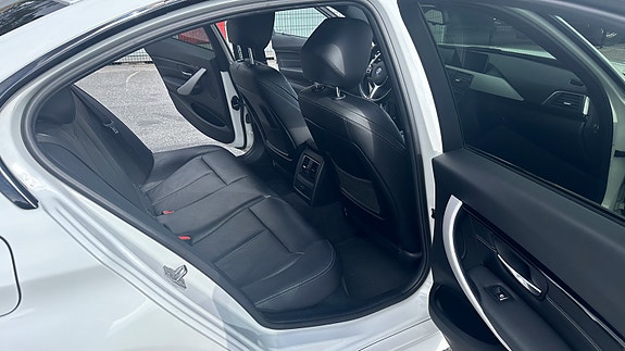 BMW 330e 11 of 22