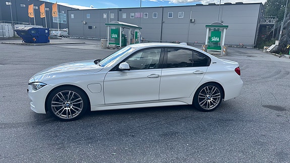 BMW 330e 3 of 22