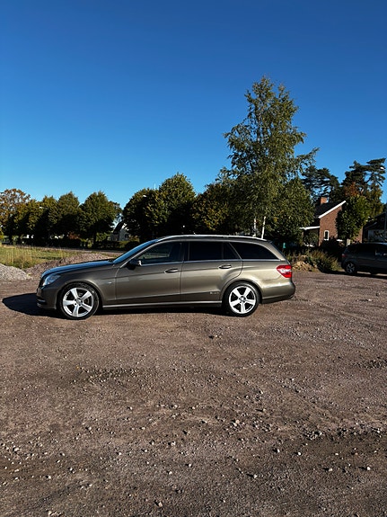 Mercedes-Benz E220 4 of 6