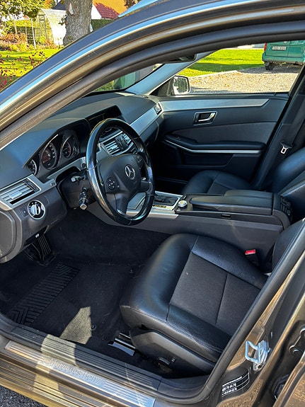 Mercedes-Benz E220 5 of 6