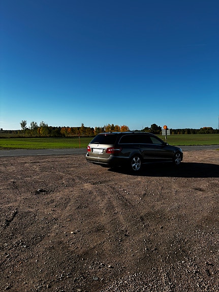 Mercedes-Benz E220 3 of 6