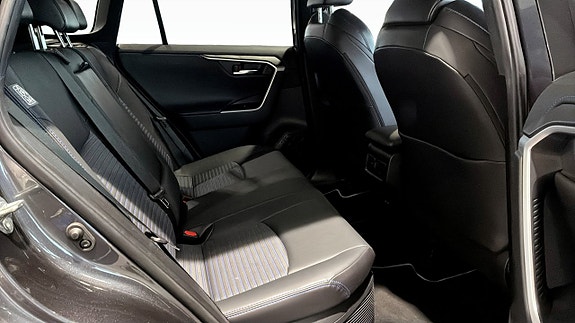 Toyota RAV4 5 of 12