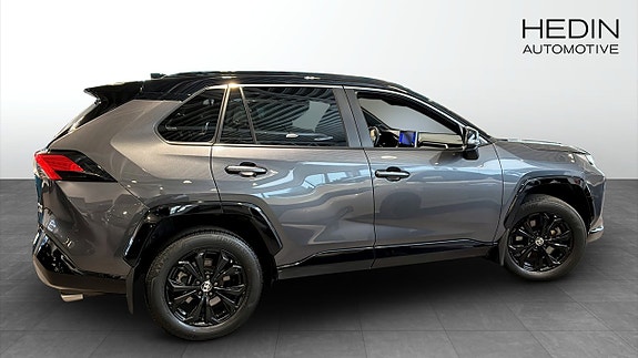 Toyota RAV4 6 of 12