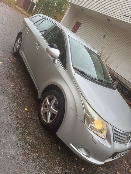 Toyota Avensis 3 of 9