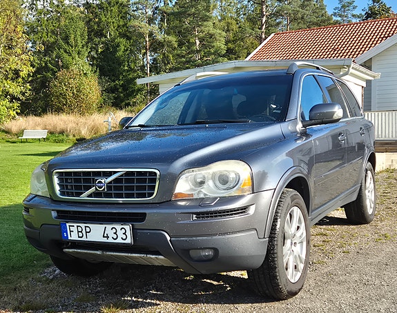 Volvo XC90 2 of 9