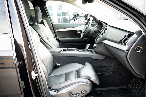 Volvo XC90 15 of 30