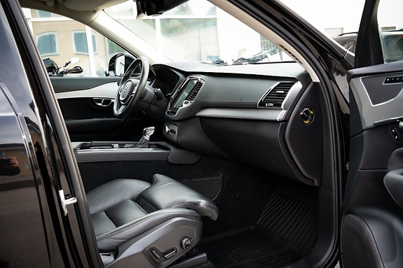 Volvo XC90 16 of 30