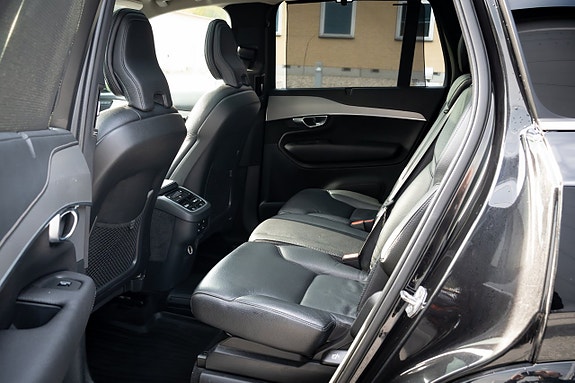 Volvo XC90 10 of 30