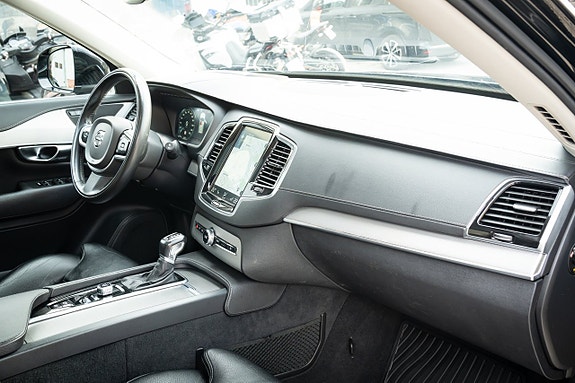Volvo XC90 14 of 30