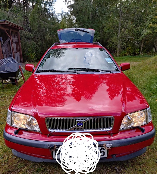 Volvo V40 2 of 9