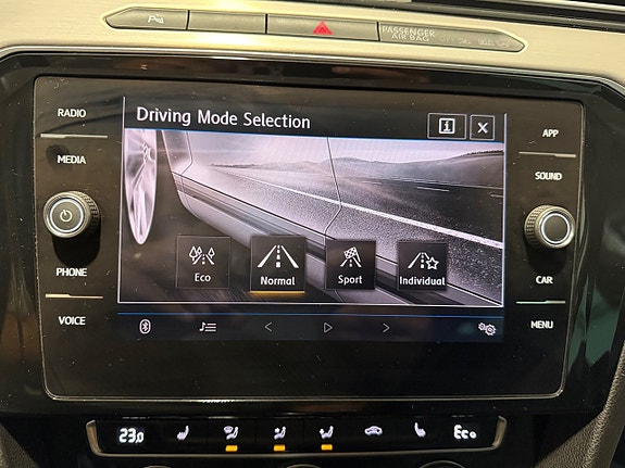 Volkswagen Passat 14 of 19