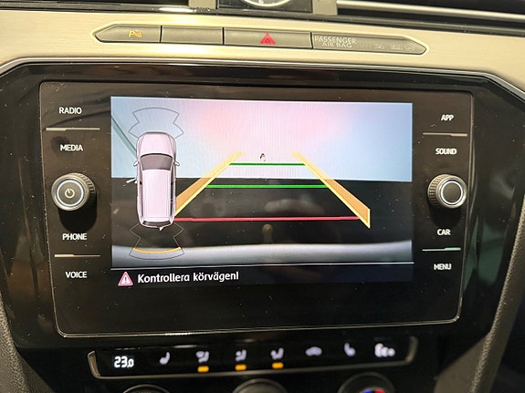 Volkswagen Passat 13 of 19