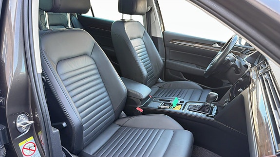 Volkswagen Passat Alltrack 3 of 9