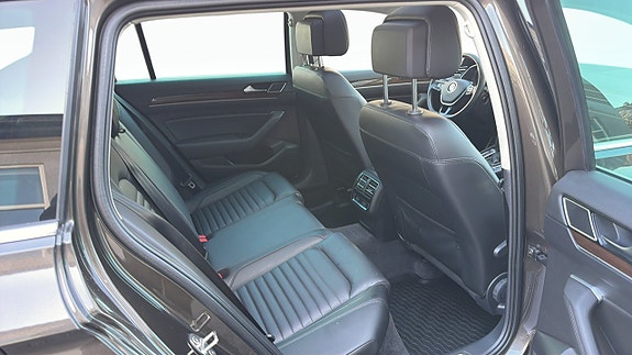 Volkswagen Passat Alltrack 5 of 9