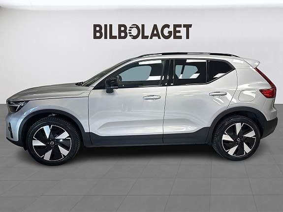 Volvo XC40 2 of 9