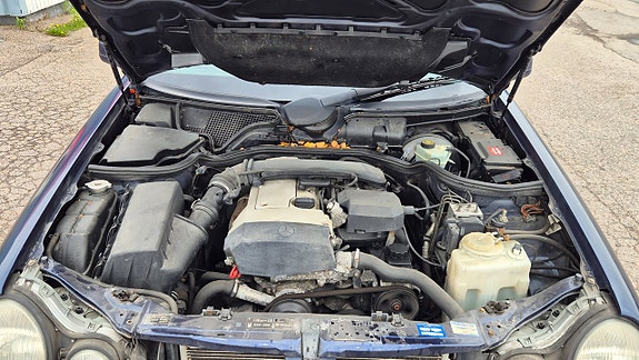 Mercedes-Benz E230 12 of 12