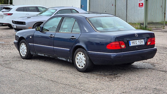 Mercedes-Benz E230 6 of 12