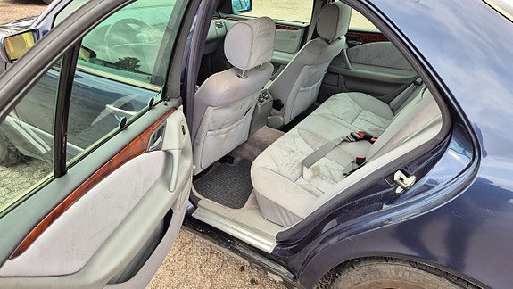 Mercedes-Benz E230 9 of 12