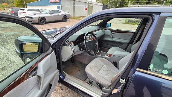 Mercedes-Benz E230 7 of 12