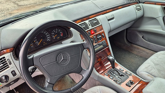 Mercedes-Benz E230 8 of 12